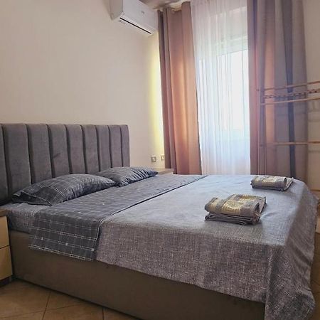 New Bazaar Side Bliss 2 Bed Room Apt With Free Garage Tirana Bagian luar foto