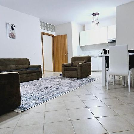 New Bazaar Side Bliss 2 Bed Room Apt With Free Garage Tirana Bagian luar foto