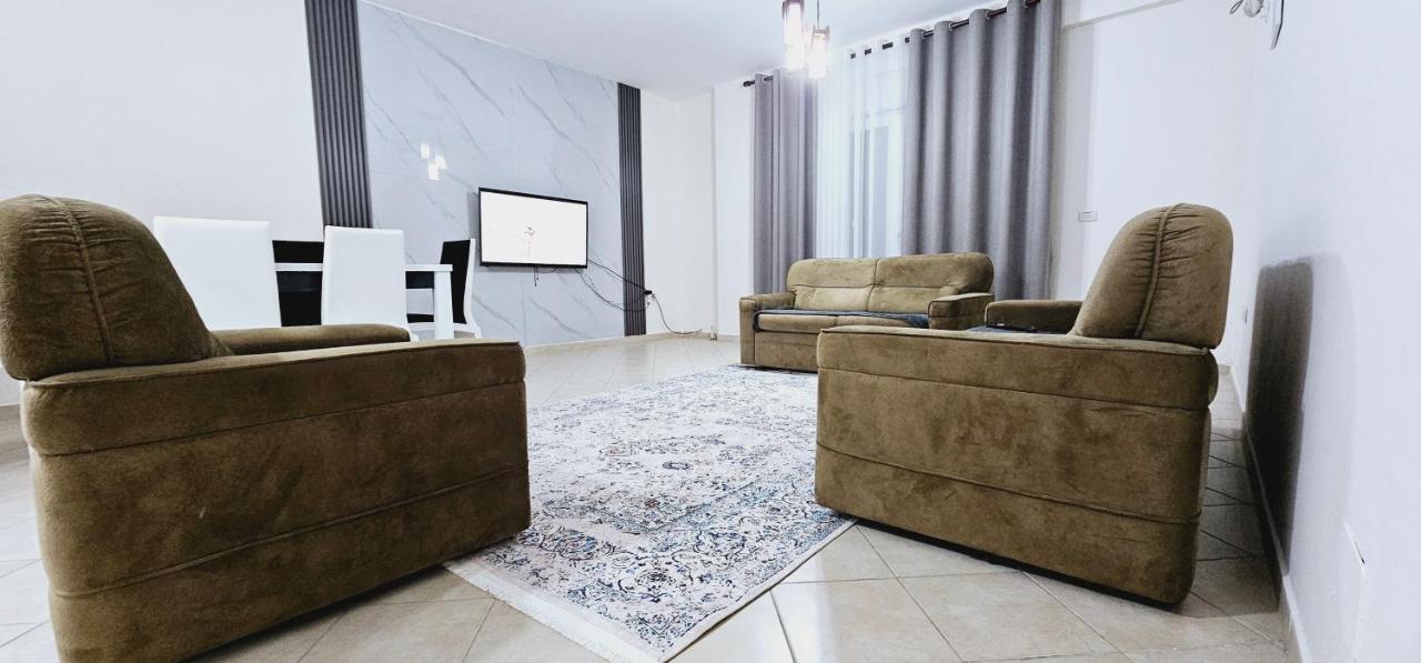 New Bazaar Side Bliss 2 Bed Room Apt With Free Garage Tirana Bagian luar foto