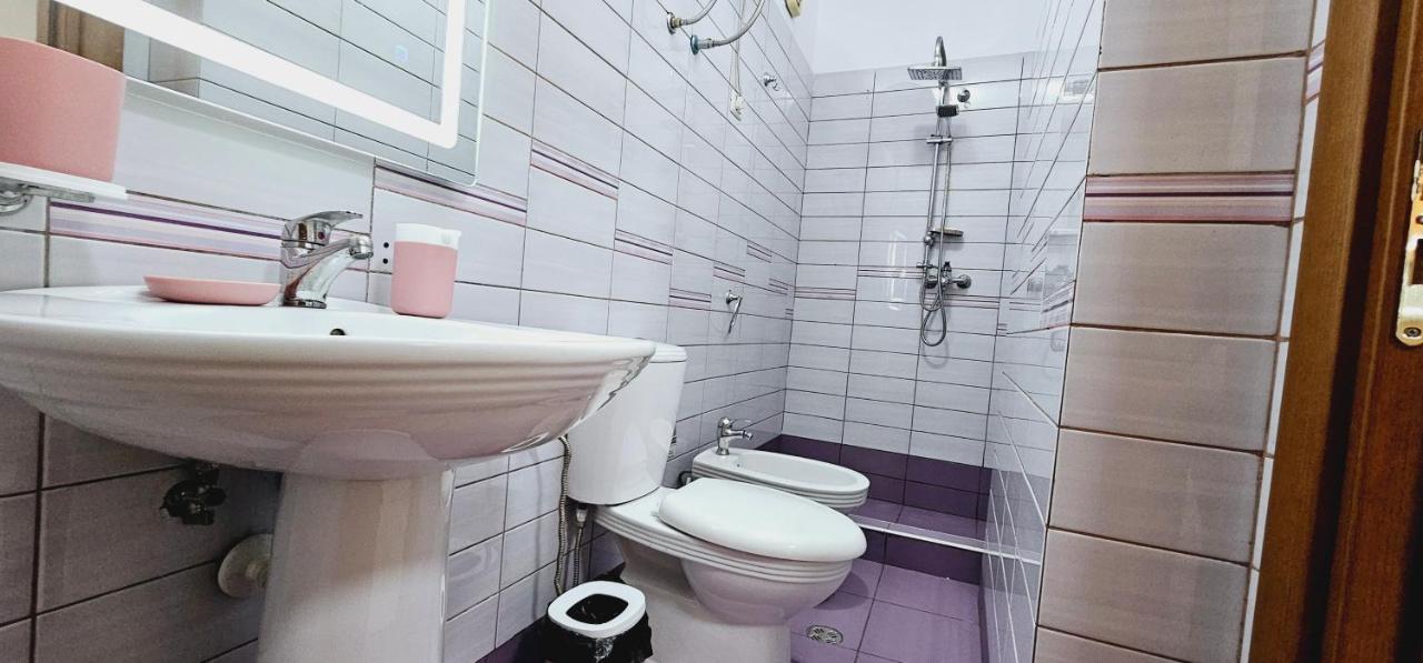 New Bazaar Side Bliss 2 Bed Room Apt With Free Garage Tirana Bagian luar foto